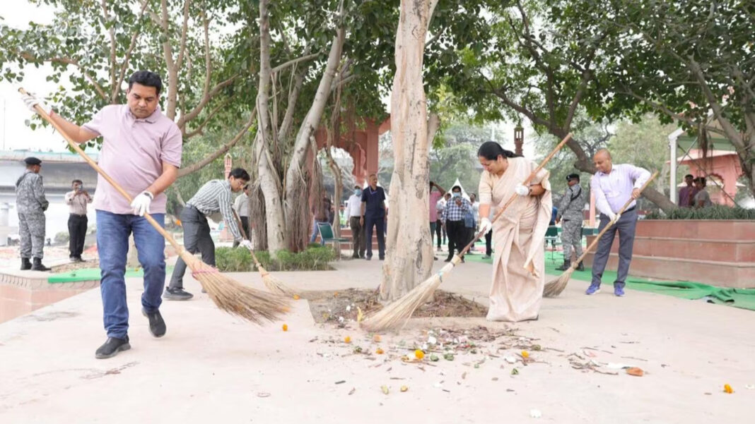 Delhi Intensifies Massive Post Chhath Cleanup Drive To Restore Yamuna Ghats Cleanliness