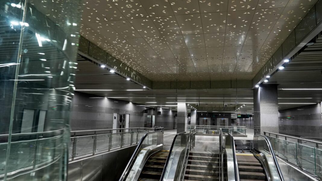 Mumbai Metro Aqua Line Network Failure Turns Into Commuters’ Digital Detox Trend