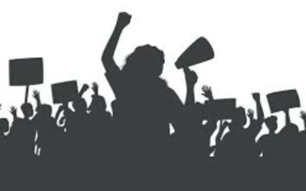 Navi Mumbai Protesters Block Alibag Road Over RCF Pollution Concerns