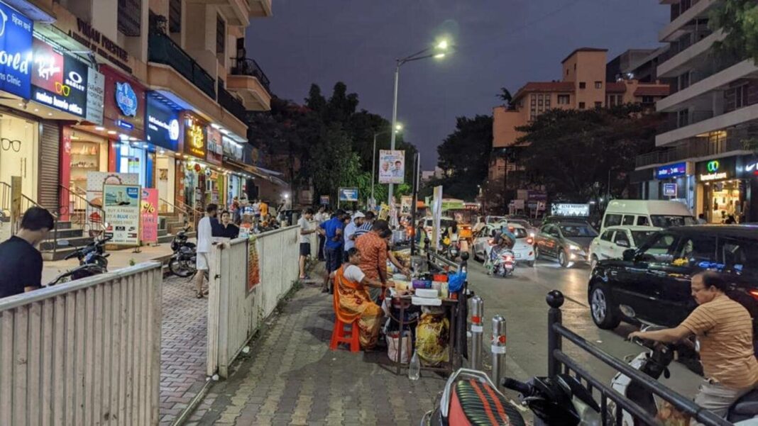 Pune PMC Fails To Stop Illegal Hawkers Crowding Footpaths On Busy Streets