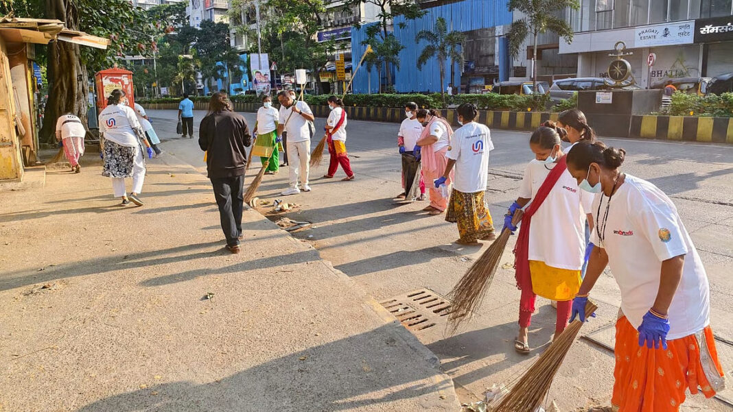 Mumbai Residents Mobilise Over 600 Volunteers For Borivali Railway Station Clean-Up Drive