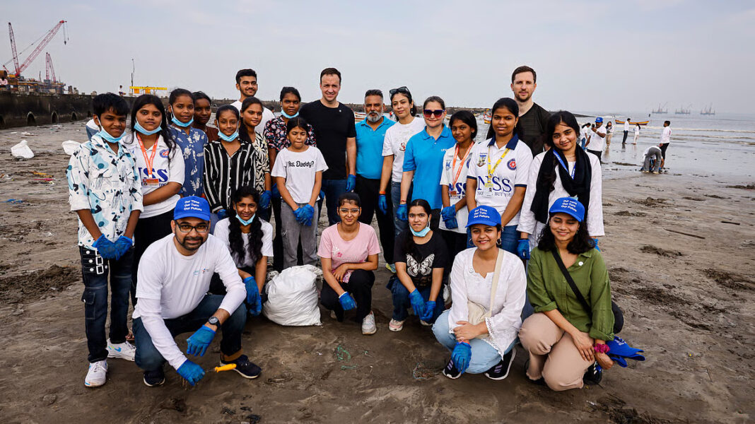 Mumbai 400 People Remove 2000 Kilograms Plastic During Juhu Beach Cleanup