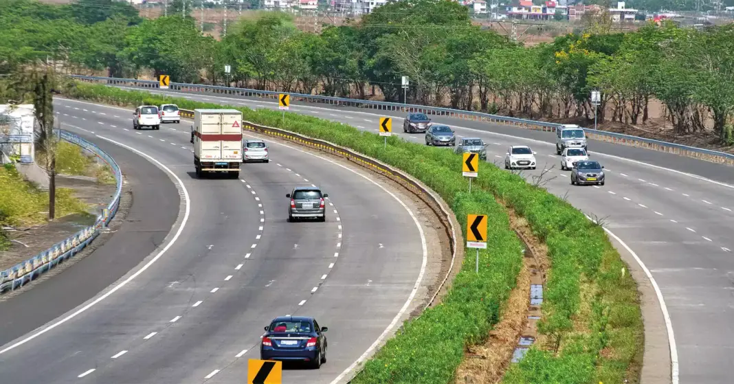 Pune Sinhagad Road Metro Cuts Flyover Reducing Width, Affecting Traffic