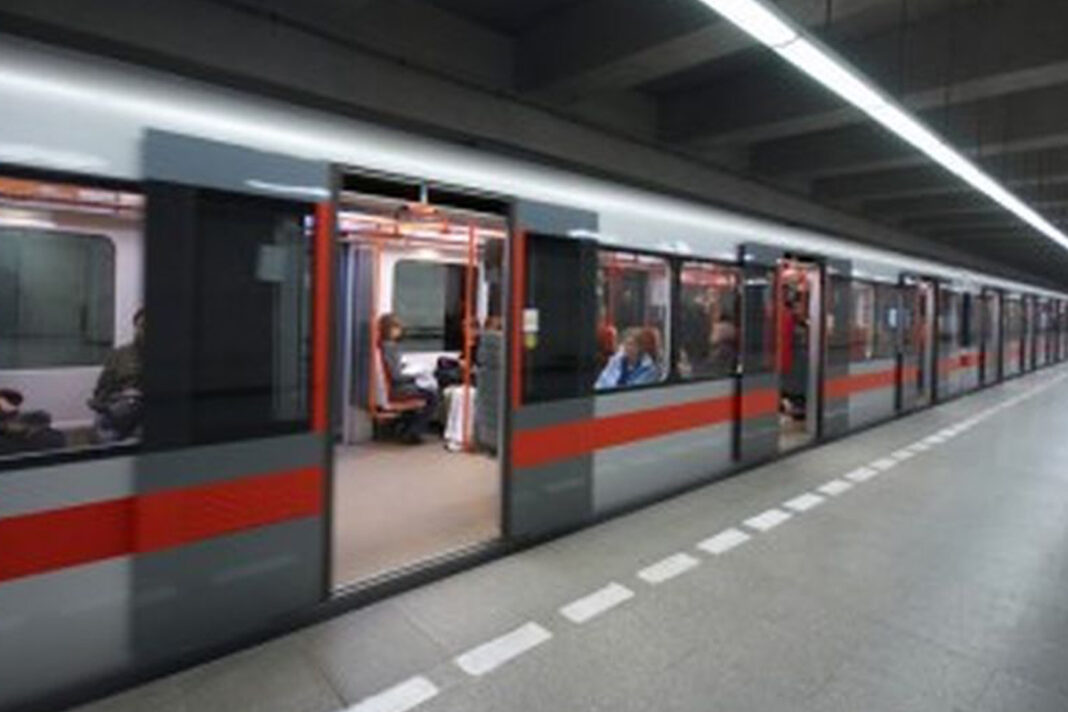 Kolkata Metro Imposes Fines After Passengers Block Automatic Doors Disrupting Services