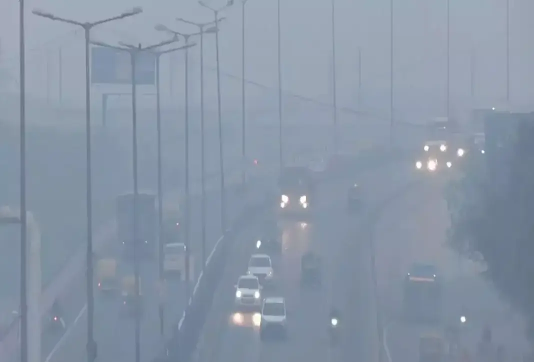 Delhi Chokes With AQI 376 As Widespread Smog Pushes Pollution Levels Higher