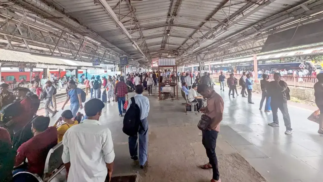 Central Railway Temporarily Suspends Platform Tickets Across 13 Busy Mumbai Stations December