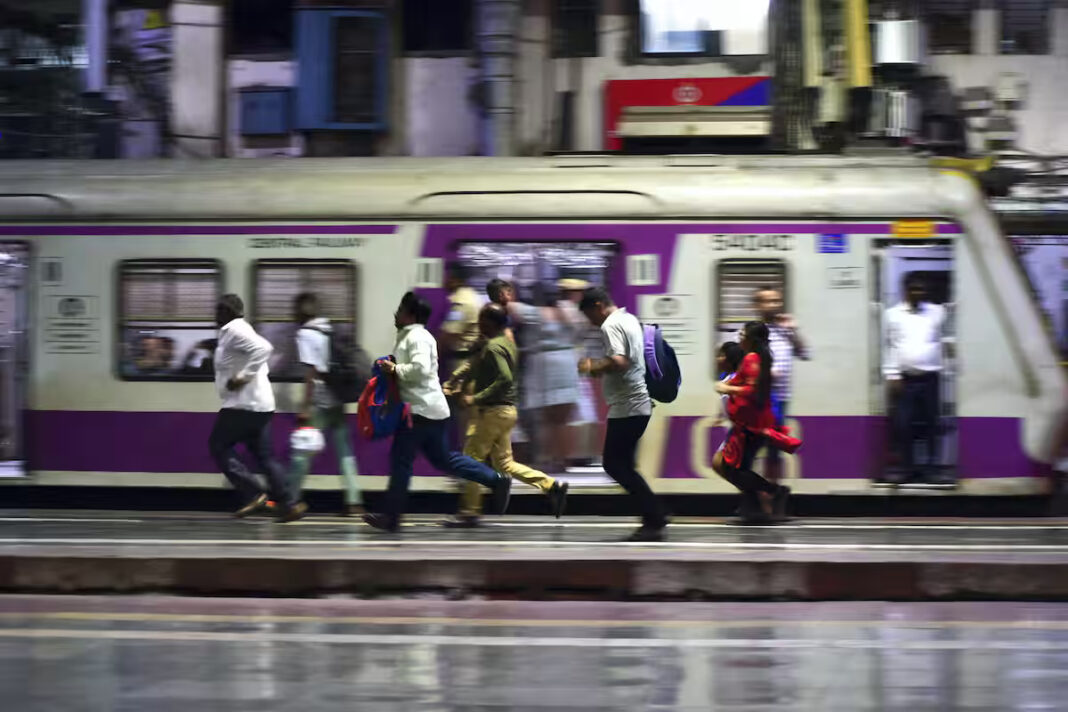 Mumbai Western Line Delays Disrupt Peak Hour Commute