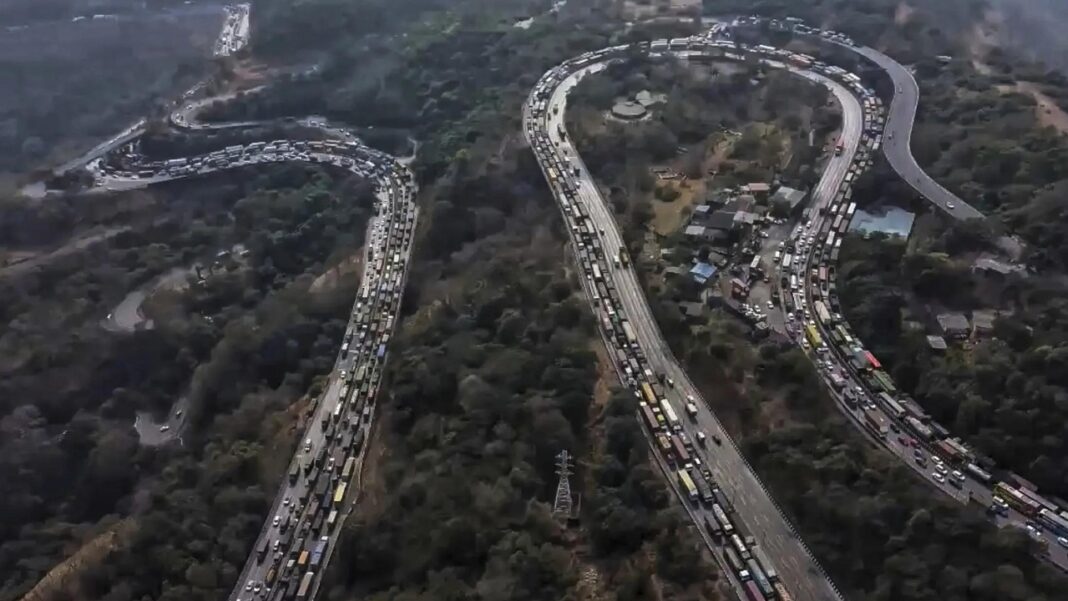 Pune Mumbai Expressway Congestion Exposes Governance Gaps