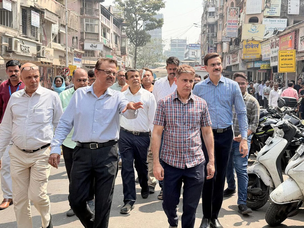 Illegal hawkers cleared as Commissioner Bhushan Gagrani leads BMC drive