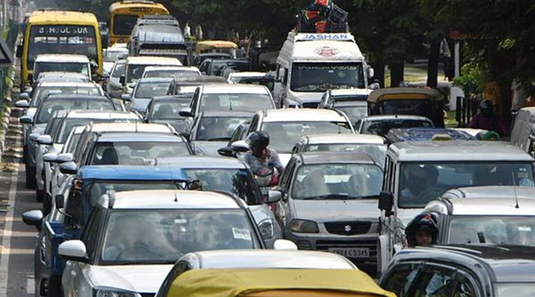 Maharashtra Expressway Congestion Slows Key Transport Corridor