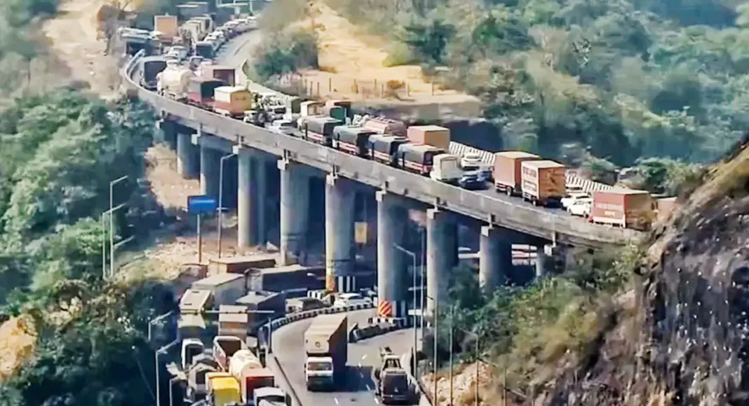 Mumbai Pune Expressway Traffic Surge Exposes Gaps