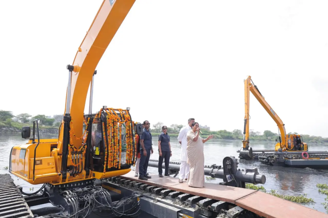 Delhi Steps Up Najafgarh Drain Cleaning With New Machines