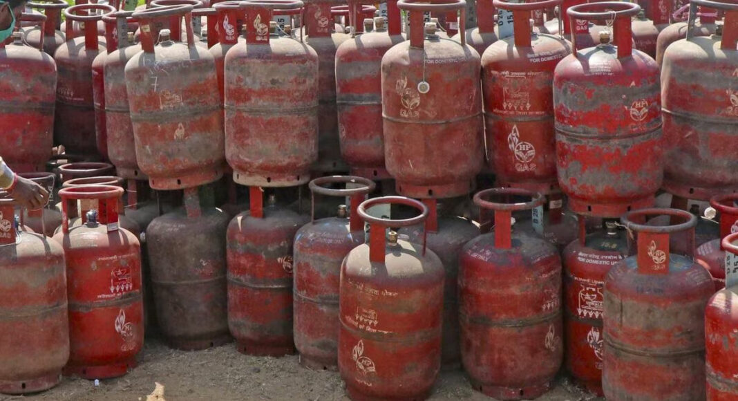 Govandi Delivery Agent Accused Of Selling LPG Cylinders Above Price