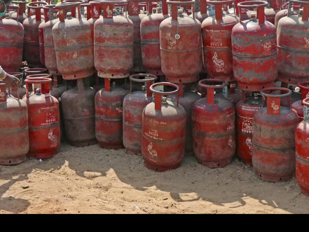 Govandi Delivery Agent Accused Of Selling LPG Cylinders Above Price