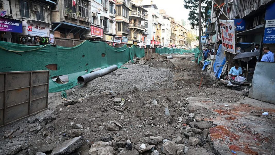 Kandivali Residents Felicitate Civic Engineer For Accelerating DP Road Project