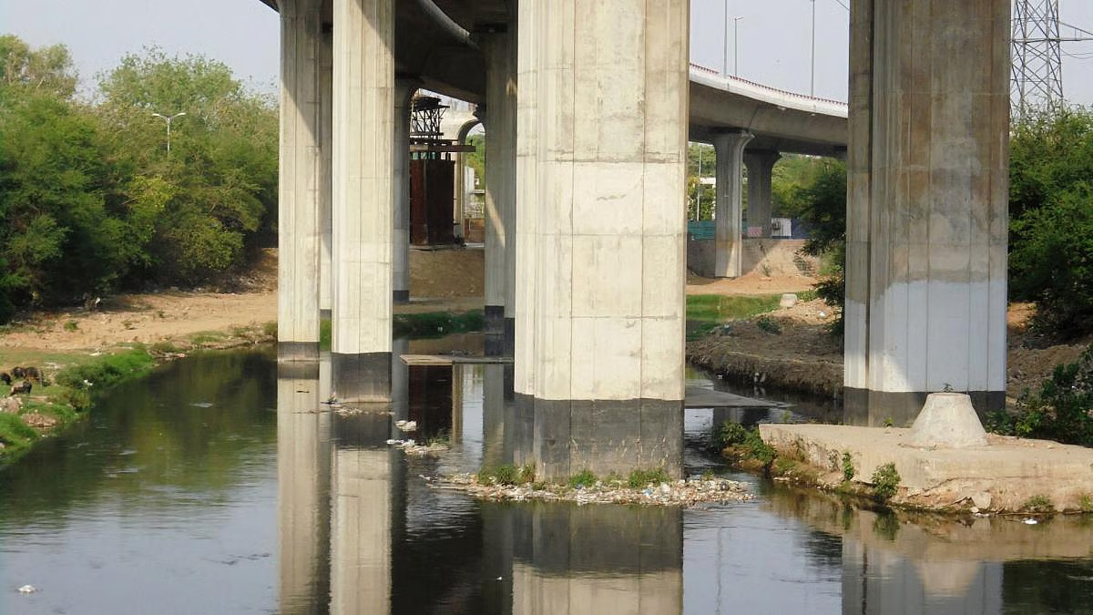 Delhi Sewer Dispute Delays Barapullah Drain Cleanup