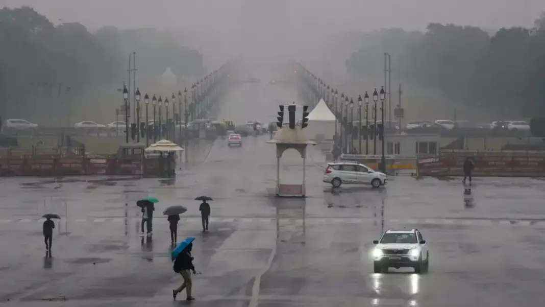 Delhi NCR Weather Alert Disrupts Commute