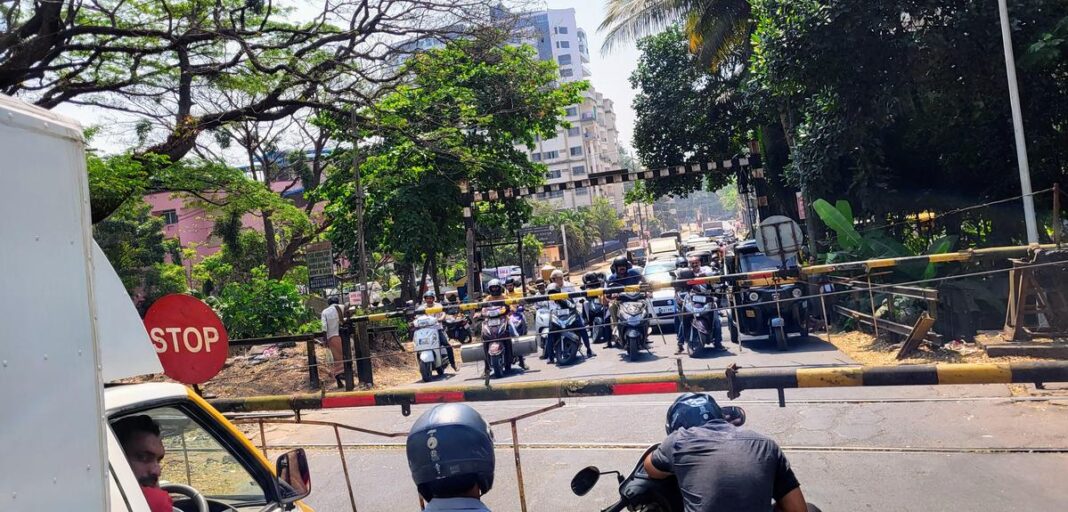 Bengaluru Mangaladevi Road Divider Faces Local Opposition