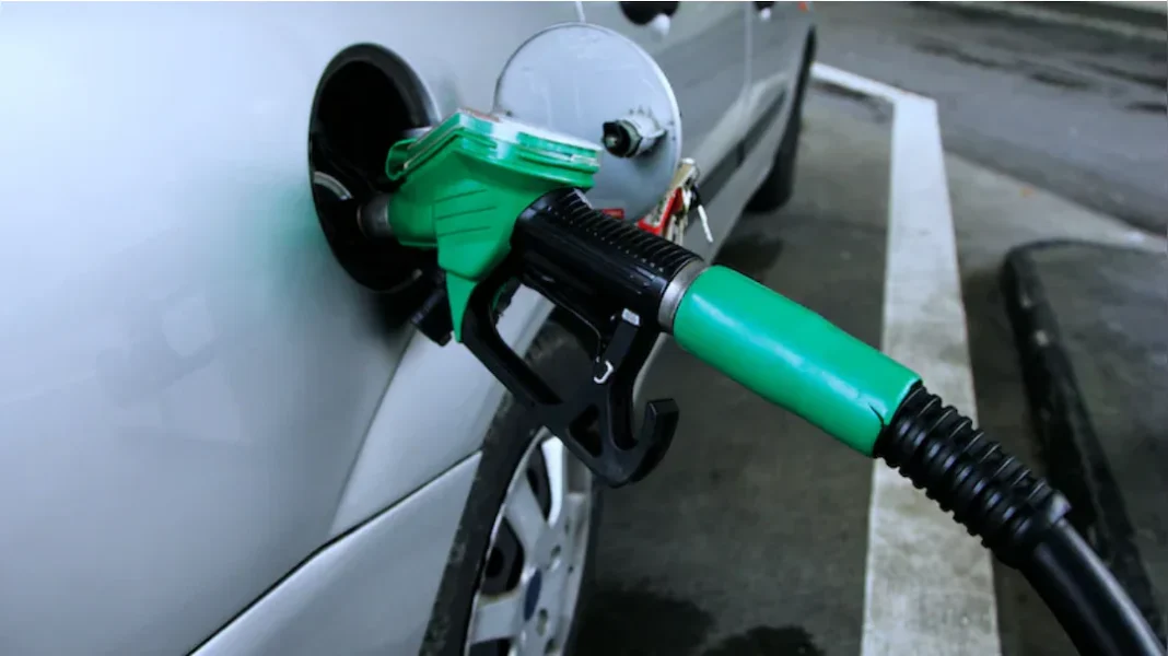 Kolkata Petrol Costs Hold Steady as Commuters Watch