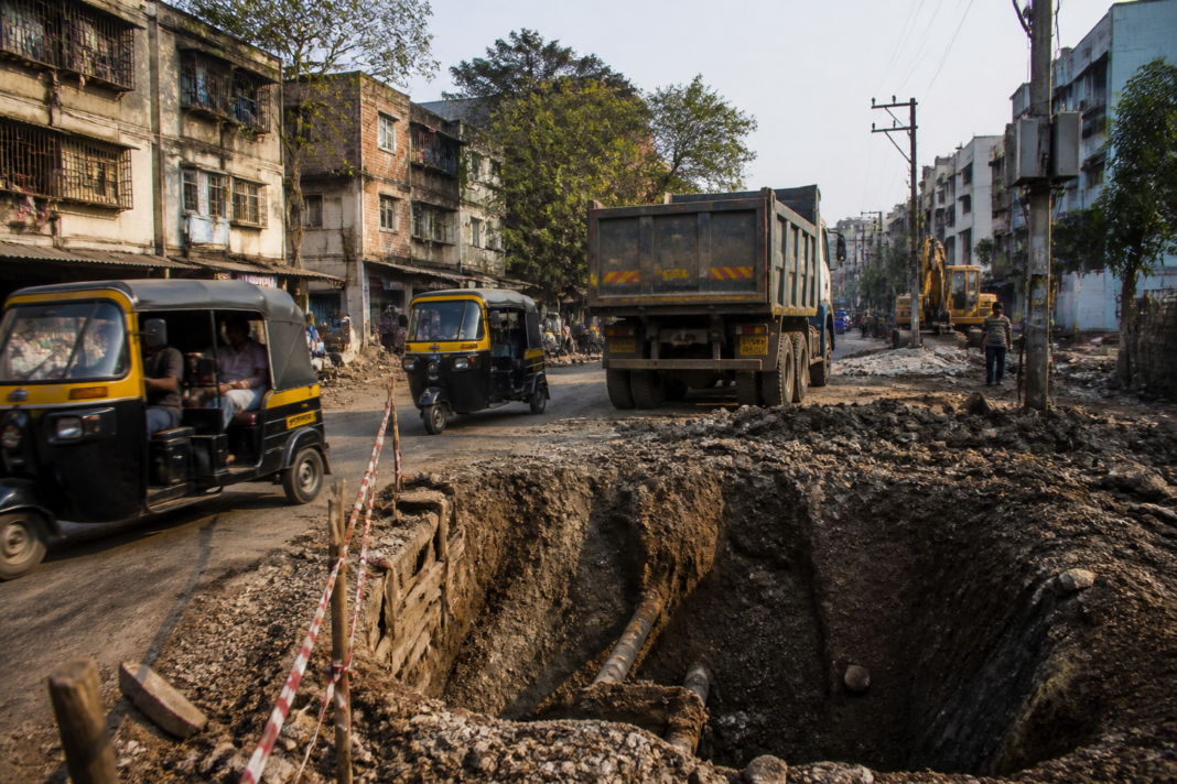Excavated section of Mahatma Phule Road causing traffic disruption in Dombivli West