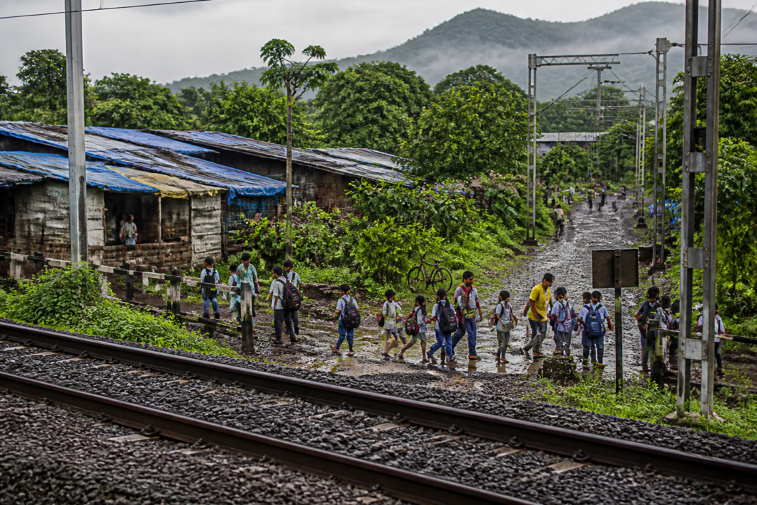Railway bridge and settlement near Vaitarna and Vadhiv, where a proposed bridge aims to improve safe access for residents and schoolchildren