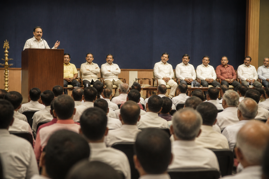 Raj Thackeray addressing MNS office-bearers at Gadkari Rangayatan in Thane