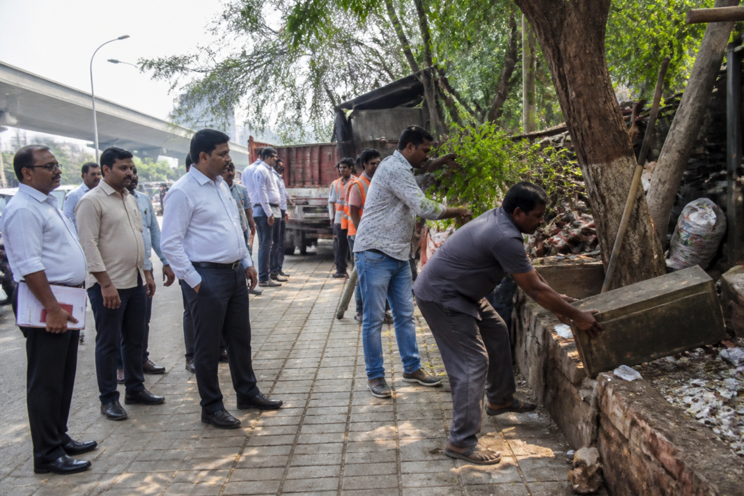 NMMC teams clear footpath encroachments during a civic drive in Navi Mumbai