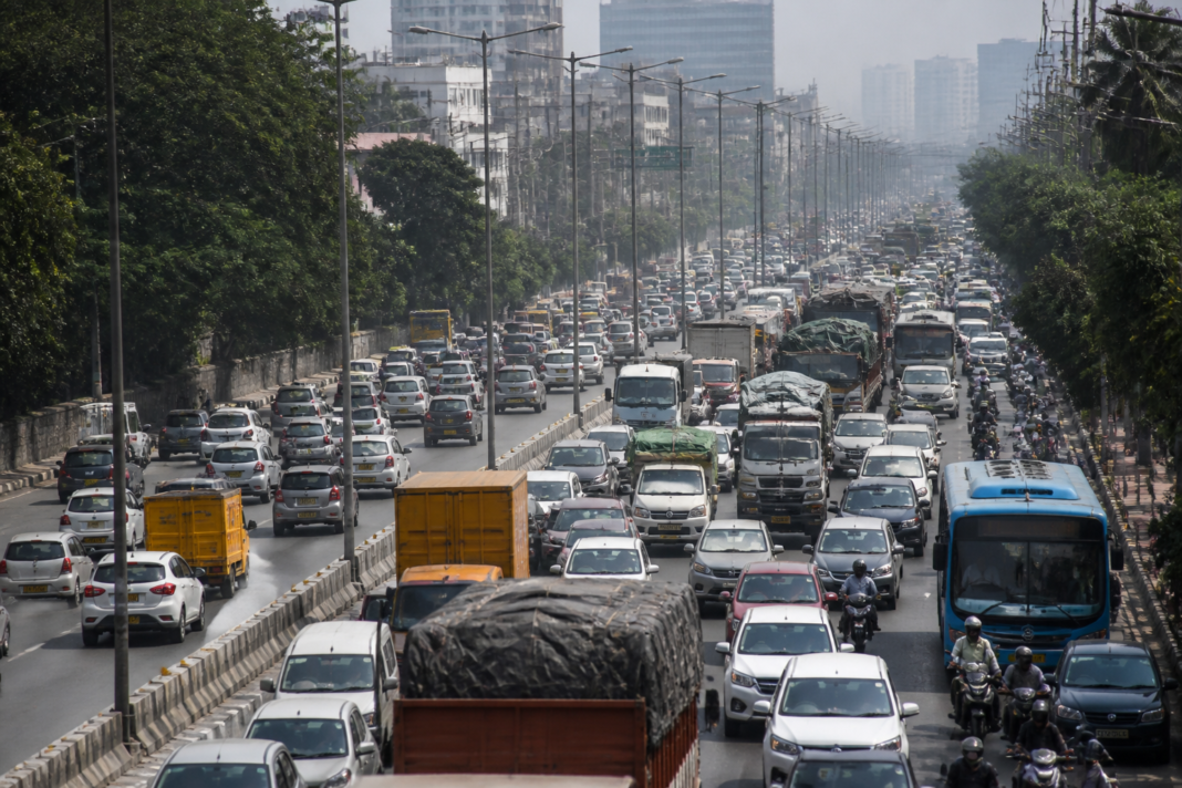 Traffic congestion on a Bengaluru road representing the city’s air pollution and clean-air ranking