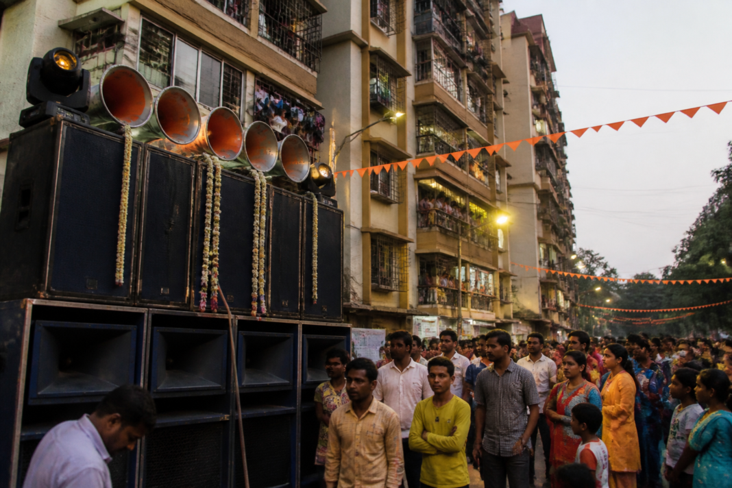 Public festival sound system in an urban Thane neighbourhood illustrating concerns about noise pollution in Maharashtra