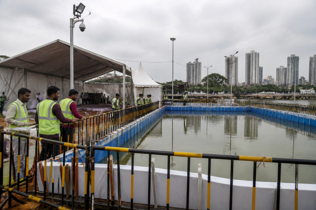 Municipal officials inspect Ganesh visarjan ghats in Thane ahead of the festival