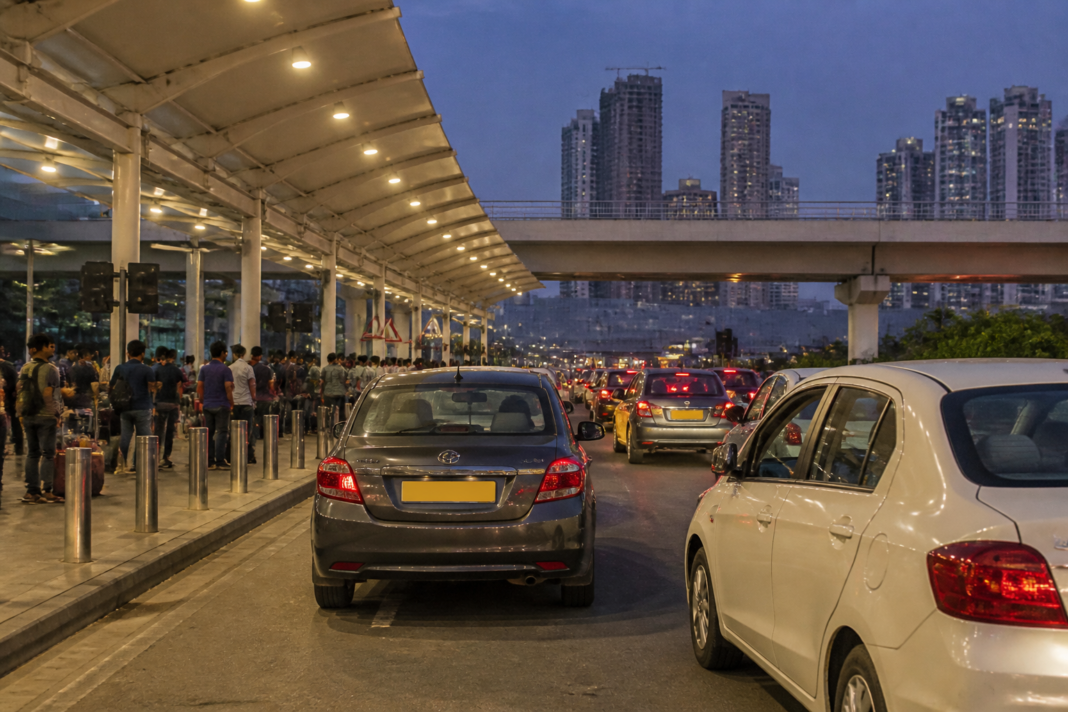 App-based taxis waiting on a Mumbai street as Maharashtra introduces fare controls and driver verification under its aggregator policy