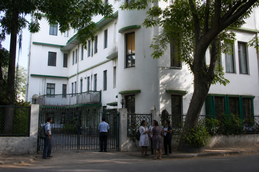 Kolkata private school building representing discussions between school managements and West Bengal education authorities