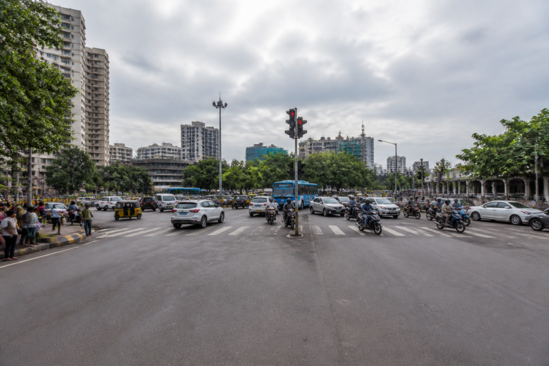 Majiwada Junction traffic signal operating at a busy Thane intersection