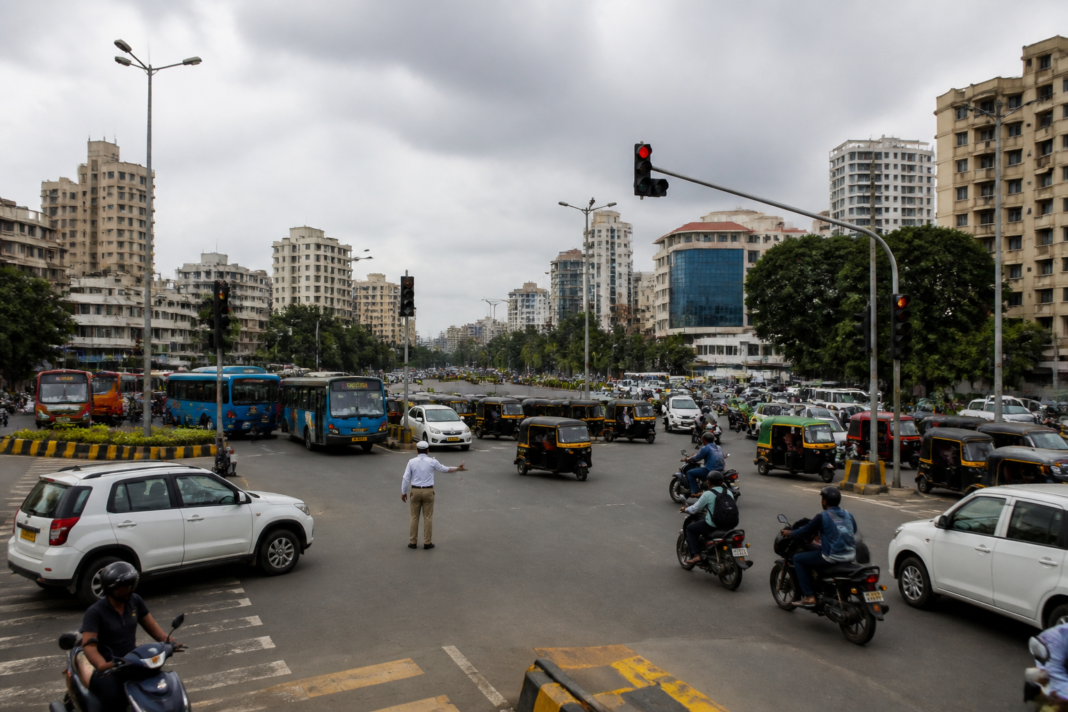Thane Majiwada signal operating at a busy nine-road junction