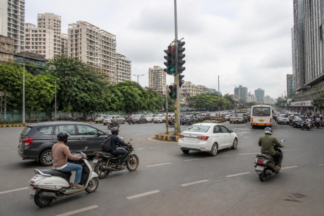 Majiwada Junction traffic signal managing vehicles at a busy Thane intersection