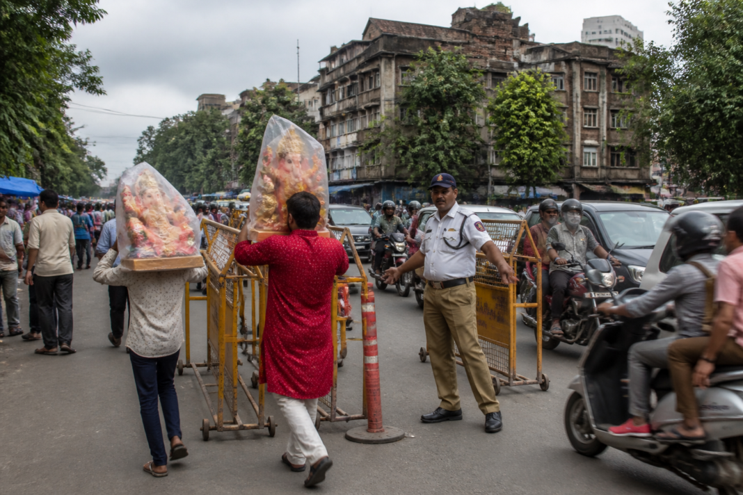 Pune traffic changes near a crowded Ganesh idol market and diverted city road