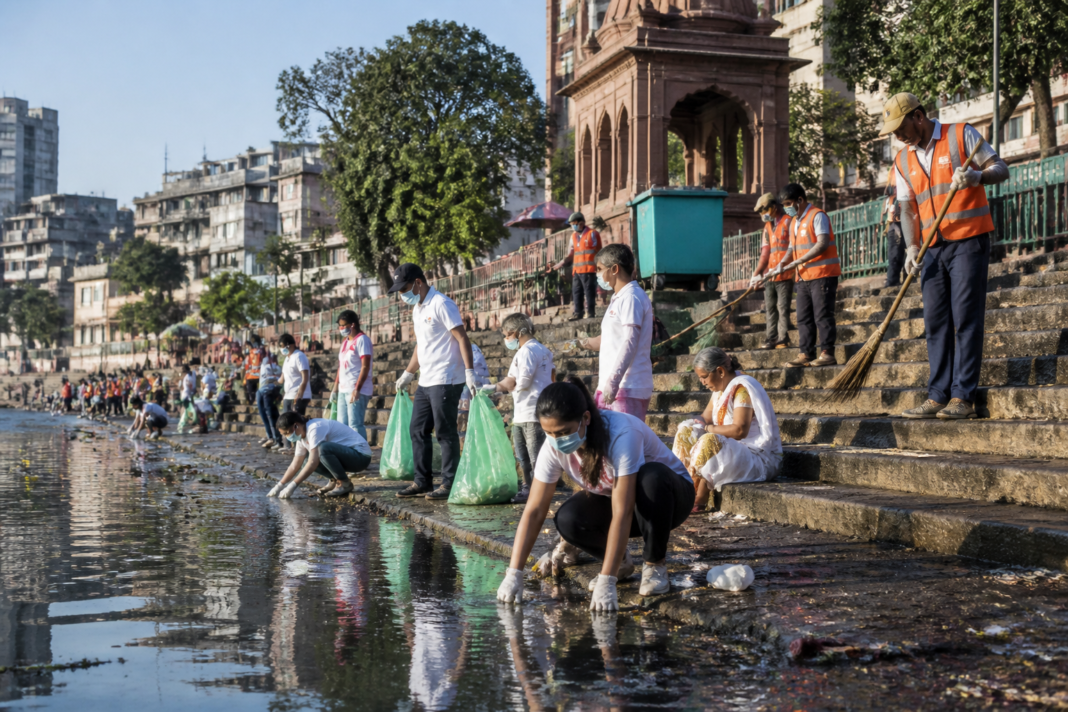 Maharashtra Seva Sankalp Abhiyan cleanliness drive at an urban public space