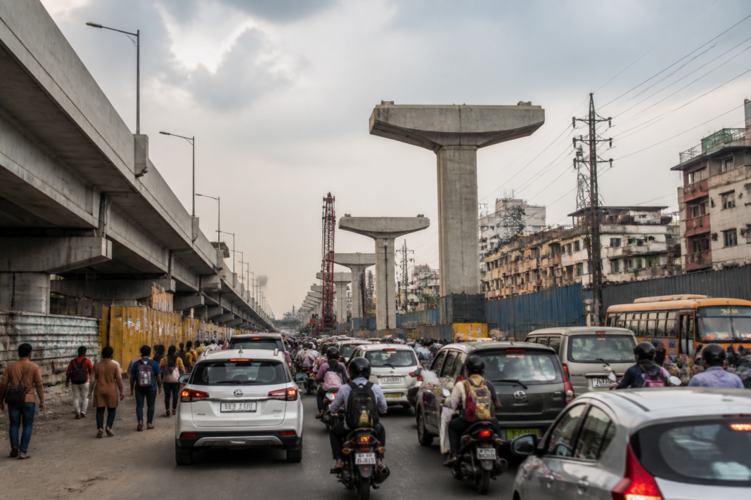 Pune Metro HCMTR routes planned along a busy urban road near Sinhagad Road