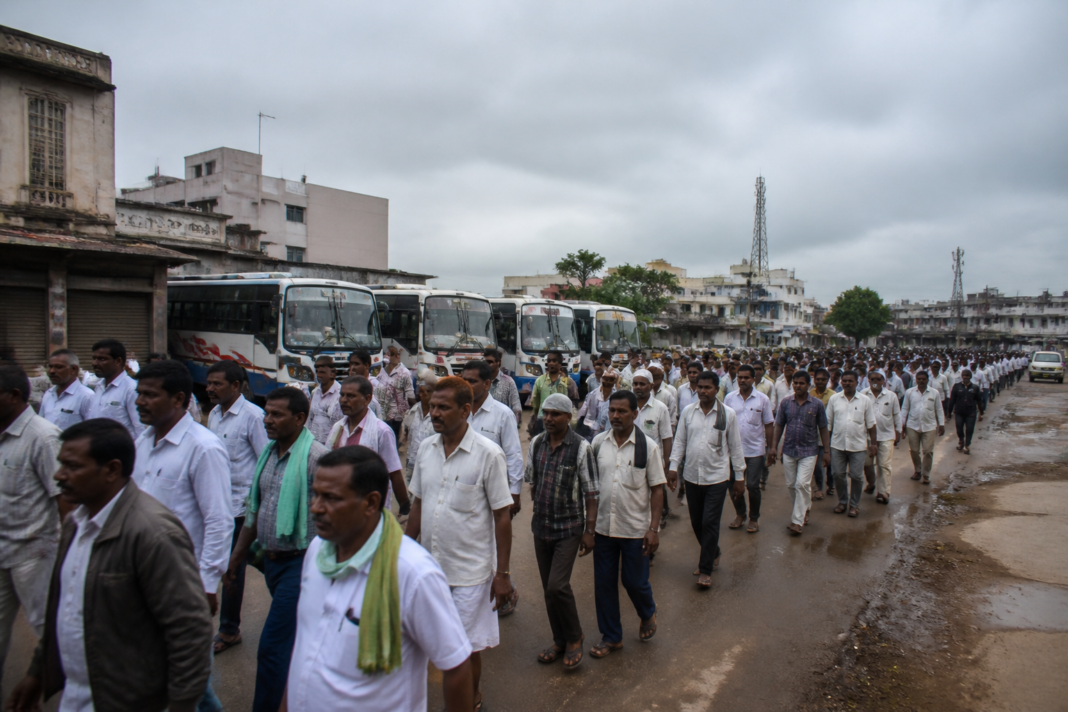 Nargund bandh protesters gathering near a highway during a farmers’ demonstration in Karnataka