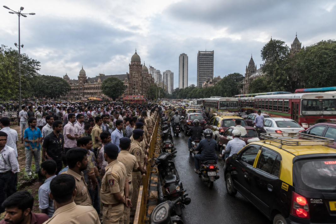 Manoj Jarange Mumbai march supporters gathering near a major Mumbai road