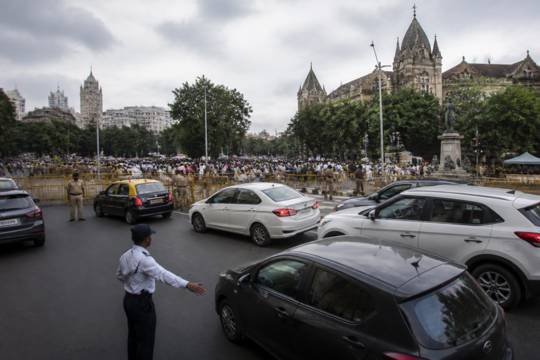 Jarange Mumbai march supporters gathering near a Mumbai road amid police traffic controls
