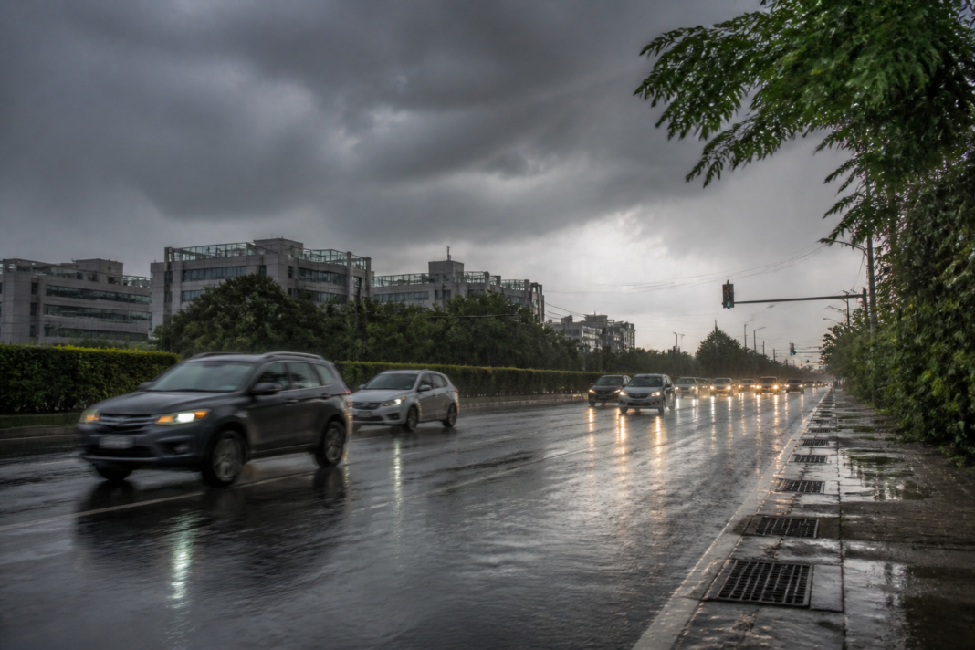 Delhi rain alert showing storm clouds over the capital during a wet urban afternoon