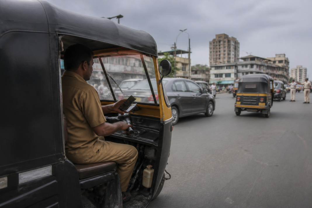 Mira-Bhayandar auto driver using a mobile phone while driving