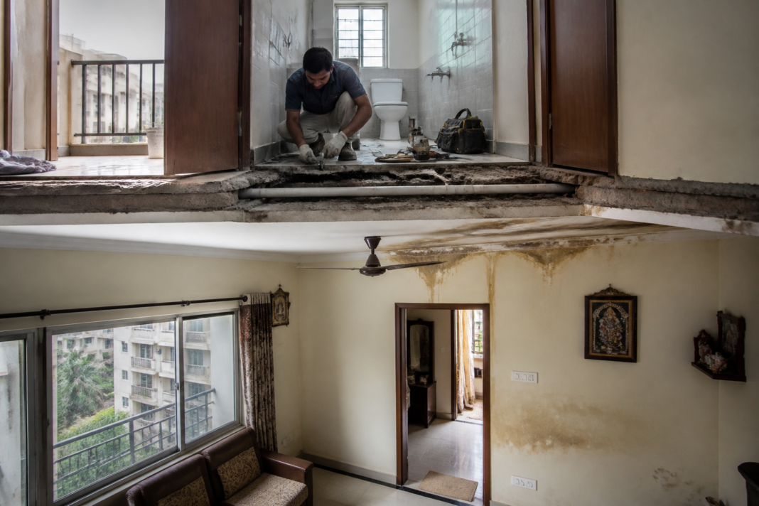 Maharashtra leakage case involving water damage between two flats in a housing society