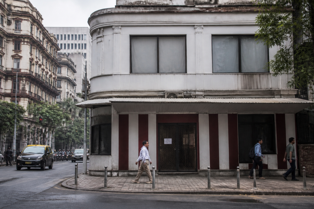 Café Mondegar licence suspension after an FDA food-safety inspection in Mumbai