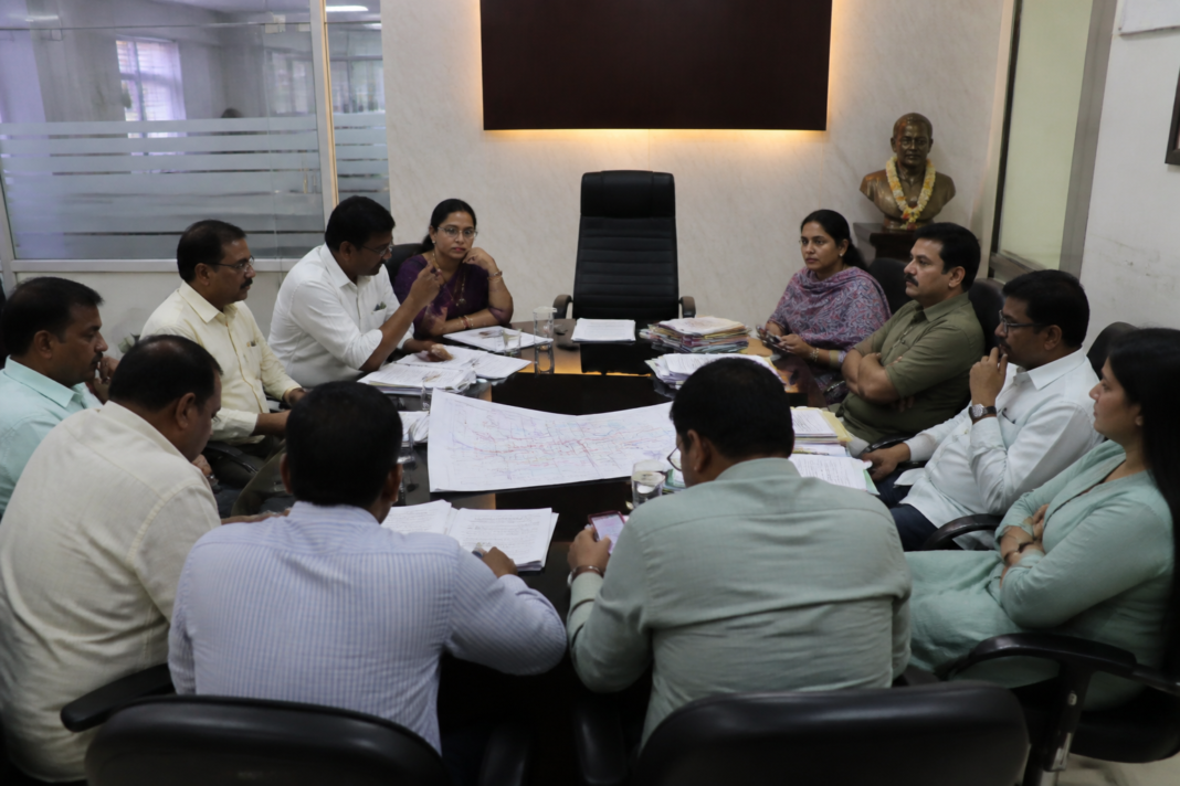 PCMC Standing Committee meeting room with municipal officials and corporators during a civic payment dispute