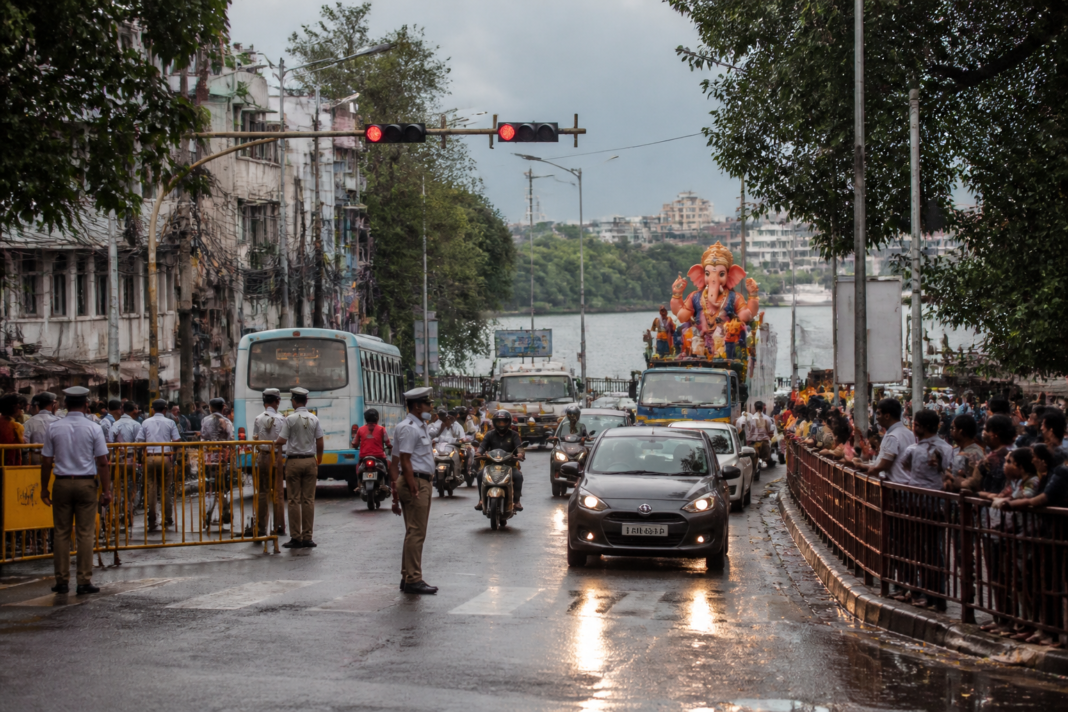 Bengaluru traffic diversion signs and vehicles near Halasuru Lake during Ganesh immersion preparations
