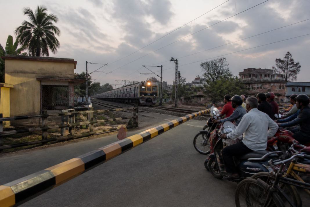 Level crossing gate on the Hooghly railway line during evening operations