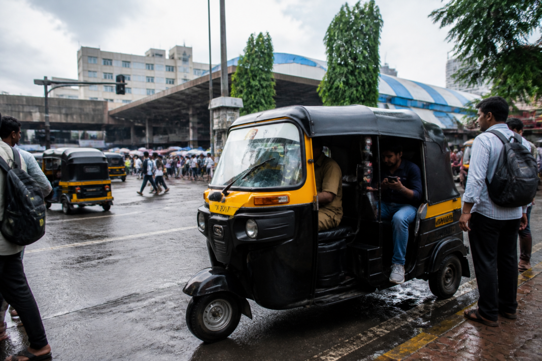 Rapido fare dispute involving an auto-rickshaw near Goregaon station in Mumbai