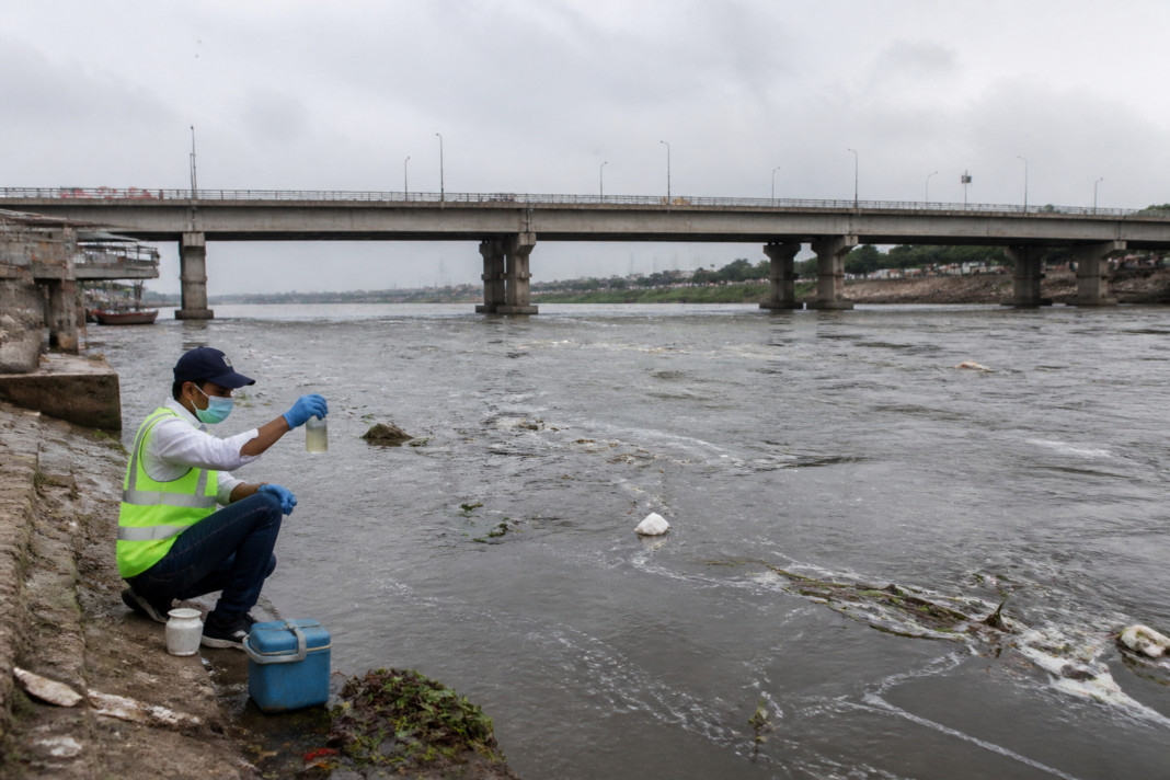 Yamuna pollution monitoring near a Delhi bridge during monsoon flows